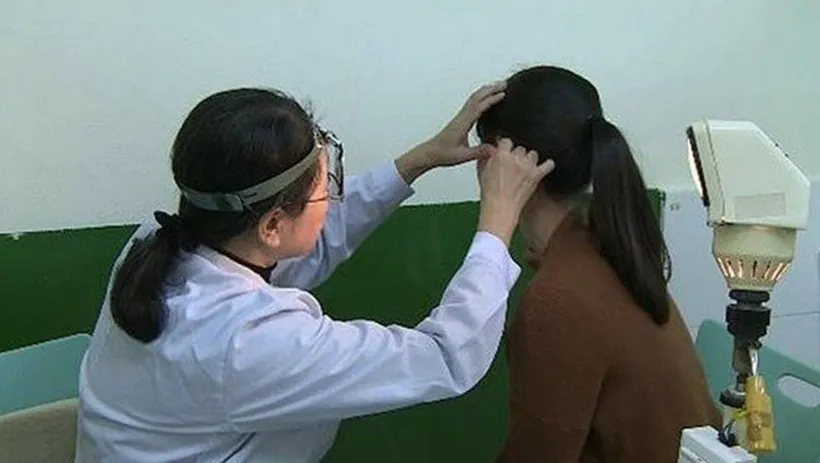 Chinesa foi diagnosticada com perda auditiva de baixa frequência ou de inclinação invertida, que faz com que ela só possa escutar altas frequências -Foto: Reprodução/AsiaWire