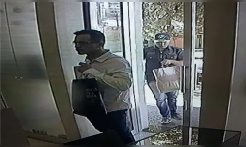 Dupla assalta joalheria, mas perde todas as joias ao cair de moto durante a fuga