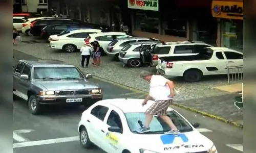 Vereador passa sobre capô de carro parado em faixa de pedestres