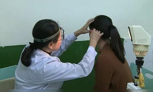 Mulher sofre com condição rara e não consegue escutar vozes masculinas