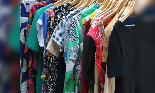 Voluntários preparam bazar beneficente de maio