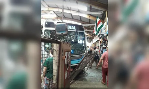 Ônibus danifica grades do Terminal Urbano em Apucarana