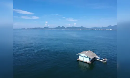 Pescadores encontram casa à deriva em alto mar no litoral