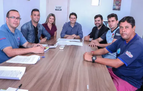 Emerson Garcia, Douglas Rodrigues de Lima, Jossuela Pinheiro, o prefeito em exercício Junior da Femac, Rogério Melendes, Denis de Souza e José Marcelino da Silva, o Grilo, em reunião na Prefeitura - Foto: Divulgação