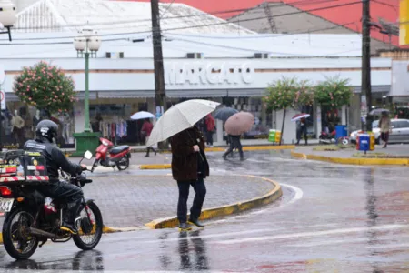 Fim de semana deve ter céu nublado e pancadas de chuva