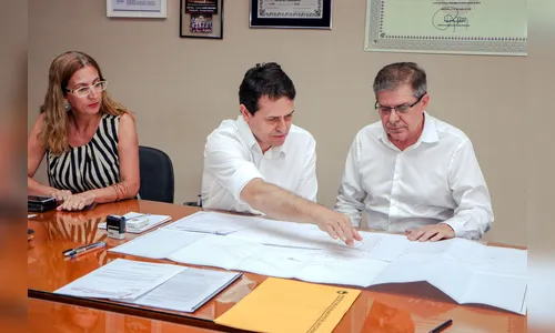 Presidente da Cohapar encaminha projetos para Apucarana durante visita