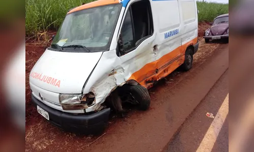 Gestante e condutora ficam feridas após acidente entre ambulância e caminhonete