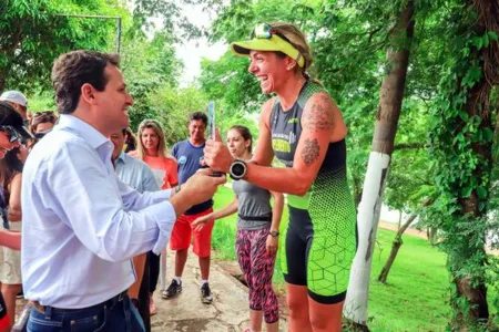 Prefeito em exercício de Apucarana, Junior da Femac, entrega troféu para a campeã Rosiane Cristina Bolonhezi: atleta conquistou a sua sexta vitória no Duathlon Terrestre do “Jaboti”  |  Foto: Divulgação