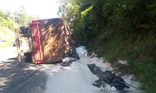 Carreta tomba na BR-376 entre Mauá da Serra e Ortigueira