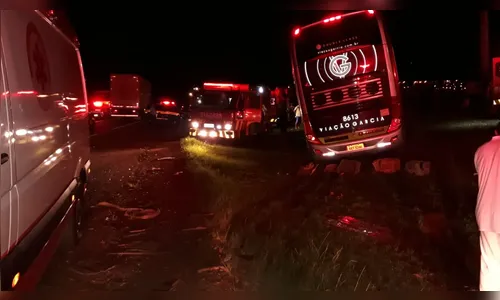   Grave acidente entre ônibus e caminhão deixa sete feridos