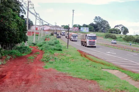 O projeto de engenharia, que será executado pela CCR Rodonorte, foi detalhado em primeira mão aos moradores pelo prefeito em exercício Júnior da Femac (Foto: Profeta)