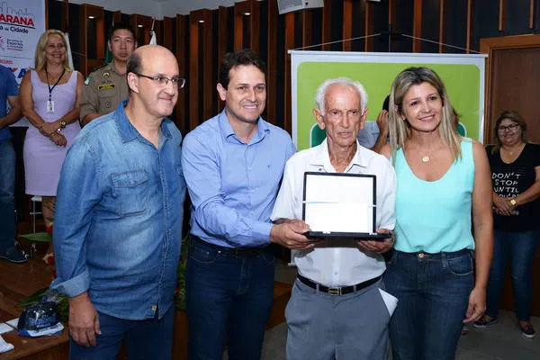 Professor Lahyr Perri recebe placa das mãos do presidente da Câmara, Luciano Molina, do prefeito em exercício Junior da Femac e da secretária de Esportes, professora Jossuela Pinheiro | Foto: Sérgio Rodrigo