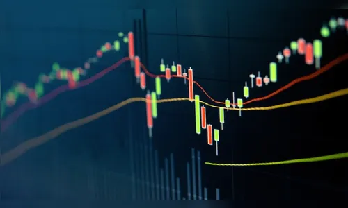 Ibovespa volta a bater recorde e dólar cai