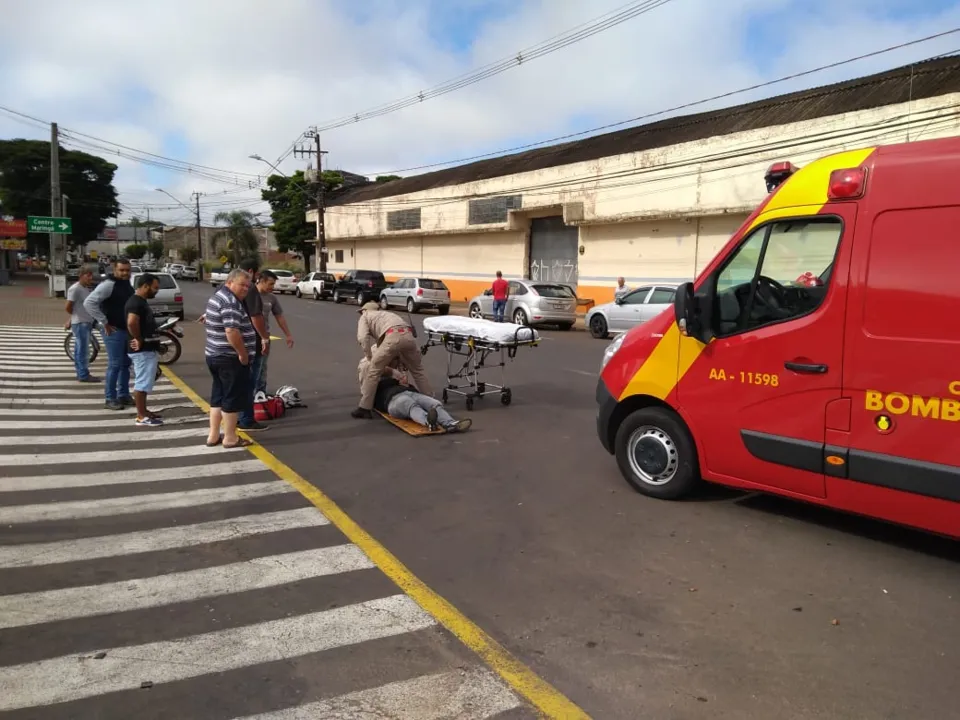 Motociclista fica ferido em acidente na Avenida Paraná nesta manhã
