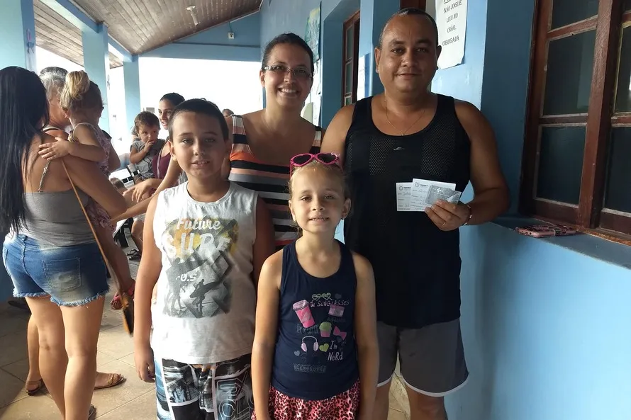 Família mantém carteira de vacinação em dia durante Operação no PR.