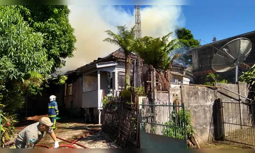 Incêndio atinge casa de madeira em Apucarana