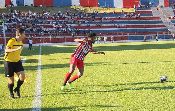 Com passagem pelo PSTC, o zagueiro Vidal retorna ao Apucarana Sports - Foto: www.oesporte.com.br