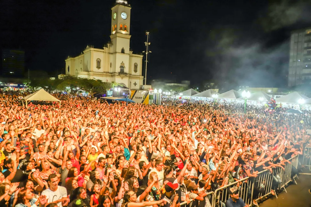 Público lotou a avenida e a praça para assistir ao show de Thaeme e Thiago na noite de segunda-feira (Fotos – Profeta)