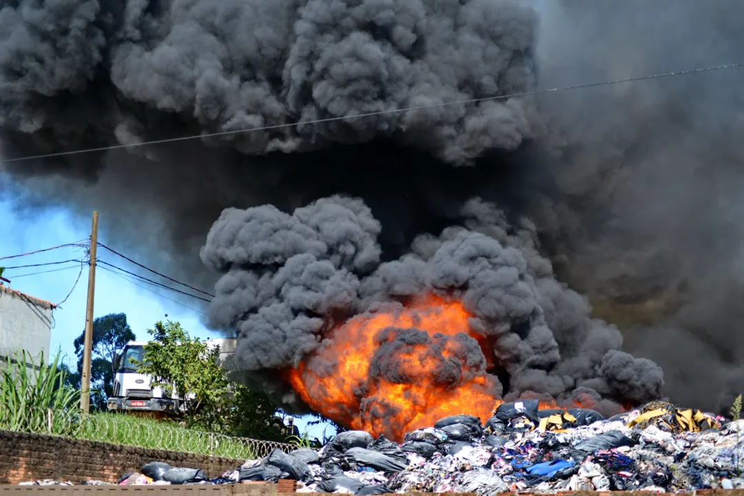 Empresário apucaranense teve prejuízo estimado em R$ 500 mil após um incêndio de grandes proporções atingir sua fábrica, no Parque Industrial Norte.​ Foto: Sérgio Rodrigo/Tribuna do Norte