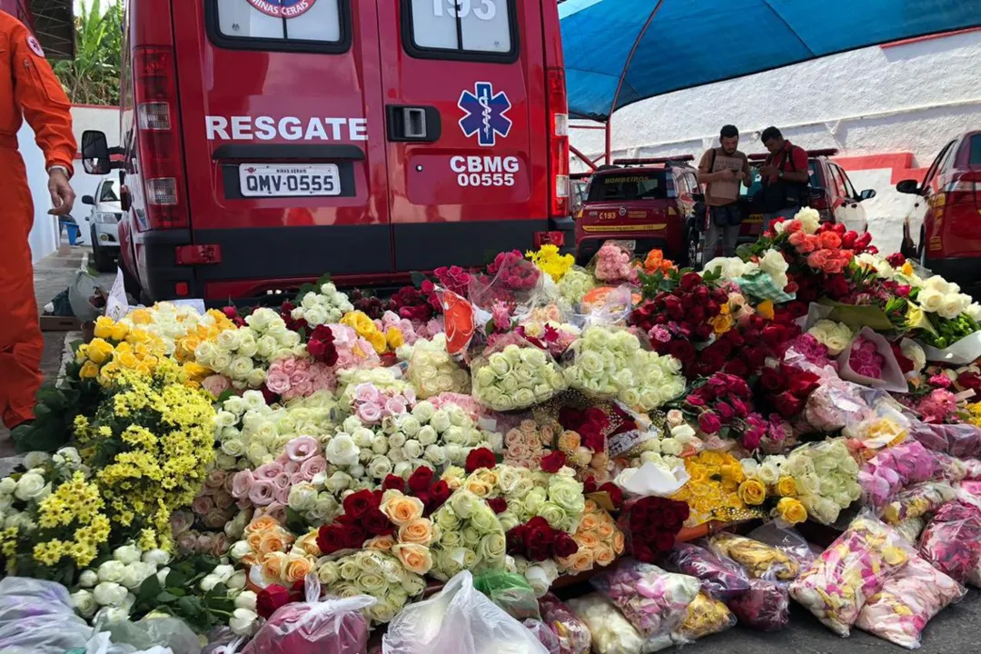 Centenas de flores são deixadas pela população em homenagem às vítimas.