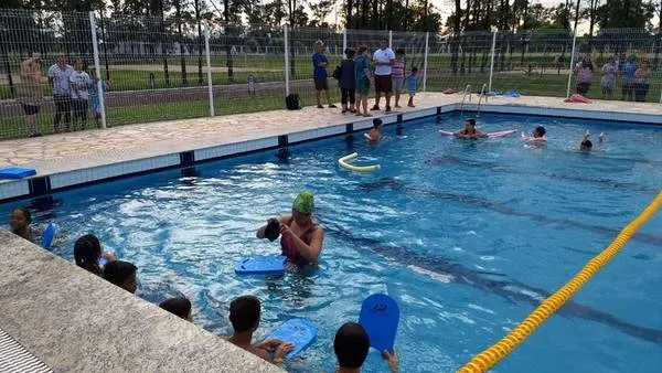 A piscina do Centro Social Urbano (CSU), em Arapongas, foi reformada no ano passado - Foto: Divulgação