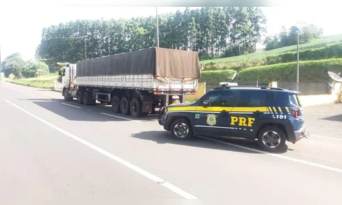 PRF apreende carreta com cigarros contrabandeados em Mauá da Serra