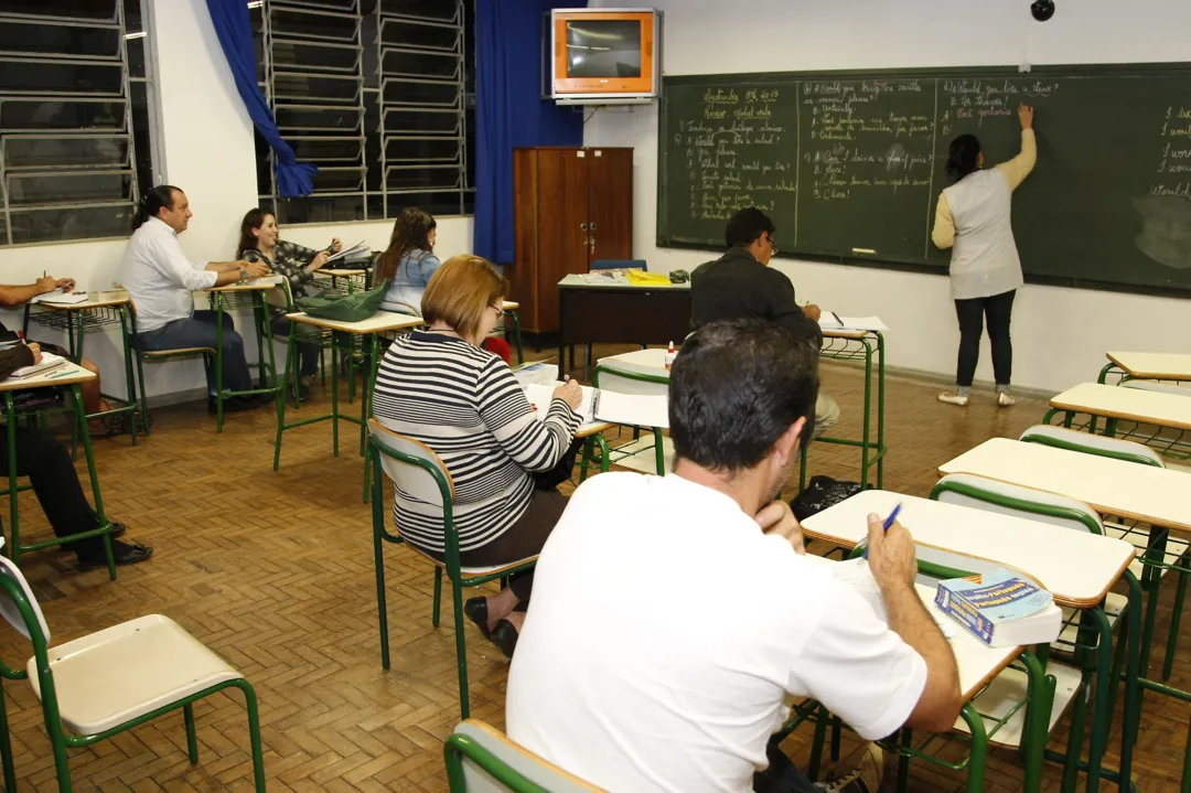 Todos que desejarem voltar a estudar e concluir seus estudos devem procurar as instituições que oferecem a modalidade e efetuar a matrícula. (Foto: AEN)