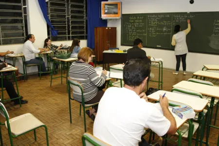 Todos que desejarem voltar a estudar e concluir seus estudos devem procurar as instituições que oferecem a modalidade e efetuar a matrícula. (Foto: AEN)