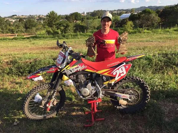 O piloto Mauro Nahirny Júnior, o Juninho, de Apucarana, ganhou dois títulos no motocross no ano passado - Foto: Divulgação