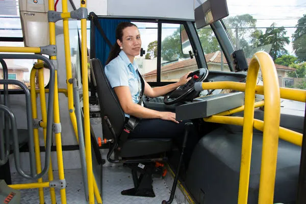 Gisele Cristina Serafim da Silva dirige micro-ônibus da linha Adriano Corrêa/Centro (Foto: TNOnline)