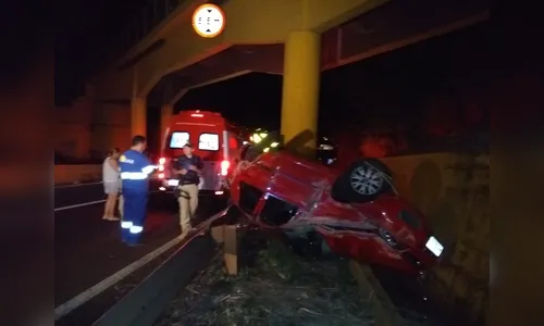 Jovens ficam feridos em capotamento na BR-376