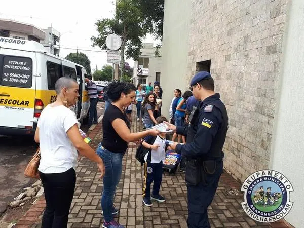Guardas municipais distribuem panfletos e conversam com pais