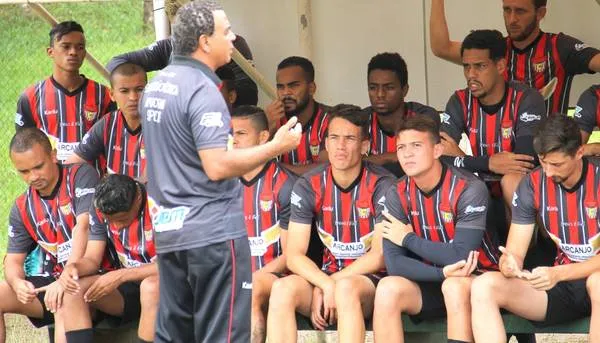 O treinador Nei César vem fazendo testes no Apucarana Sports |  Foto: www.oesporte.com.br
