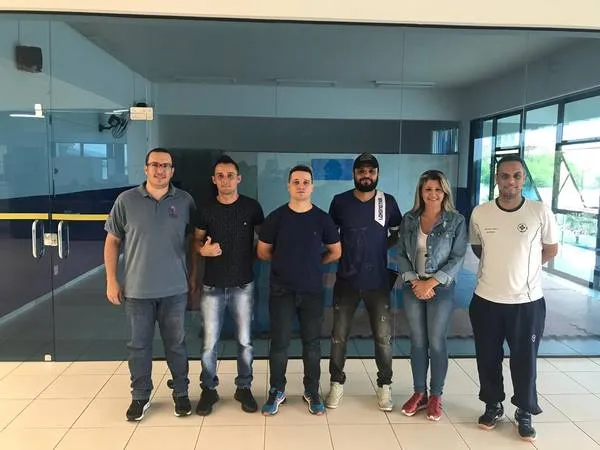 A secretária municipal de Esportes, Jossuela Pinheiro, o diretor da pasta, Emerson Garcia, com os dirigentes do Apucarana Futsal e do Lokomotiva - Foto: Divulgação