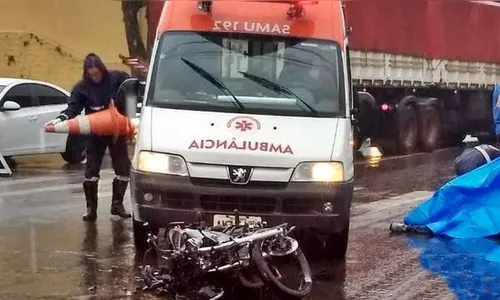 Casal de colombianos sofre acidente de moto na 