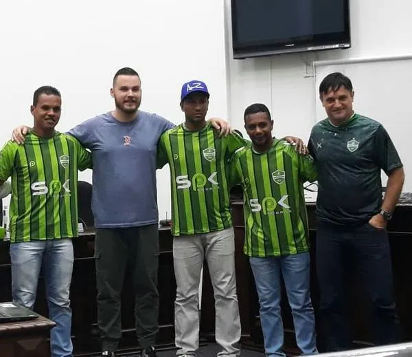 Arthur, Lucas Moraes, Jorge Preá, Augusto Recife e Davi Lima, durante apresentação na Câmara Municipal de Arapongas - Foto: Divulgação