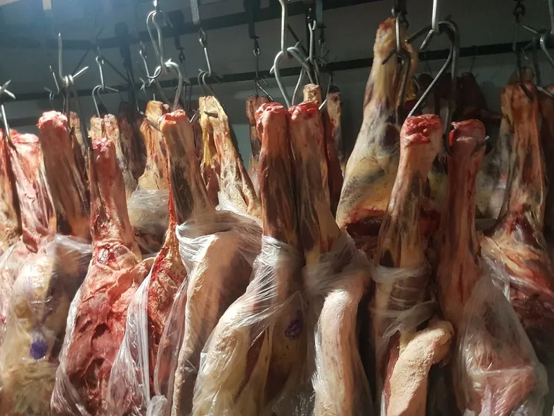 Bandidos levam 200 kg de carne durante assalto em frigorífico