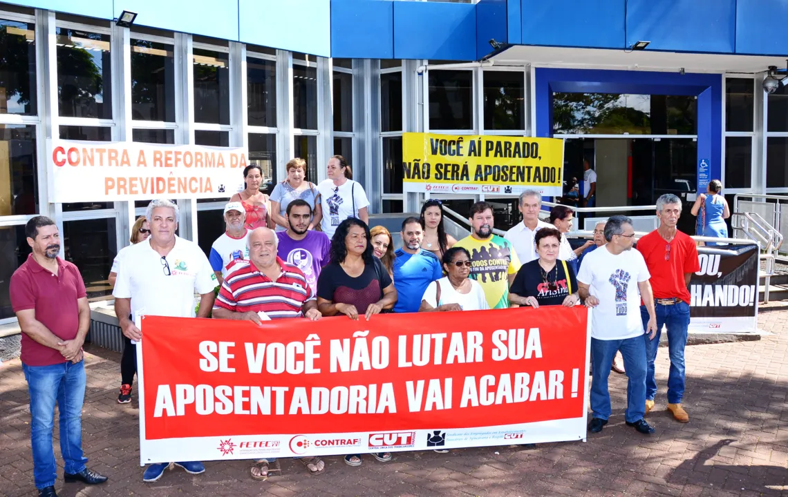 Sindicatos e servidores protestam contra reforma da Previdência em Apucarana Foto: Delair Garcia