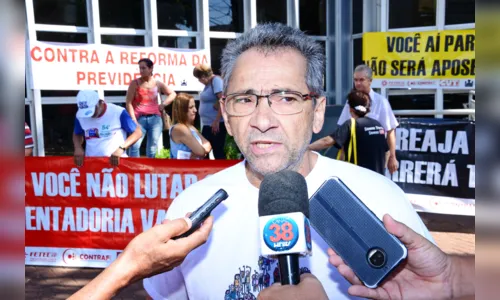 
							Sindicatos e servidores protestam contra reforma da Previdência em Apucarana
						
						