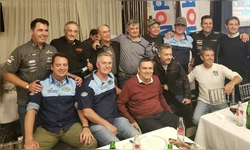 Ex-piloto Marco Antonio Usso recebe placa da Federação Paranaense de Motociclismo