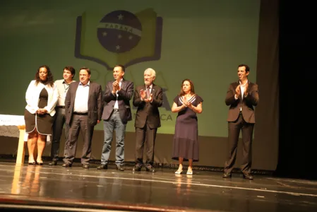 O prefeito em exercício de Apucarana, Junior da Femac, a diretora-presidente da Autarquia Municipal de Educação (AME), Marli Fernandes; e procurador jurídico do município, Paulo Vital participaram do encontro.