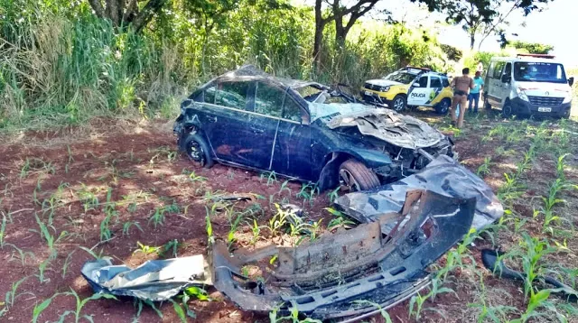 Jovem morre após perder a direção e bater carro contra árvore 