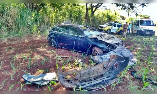 Jovem morre após perder a direção e bater carro contra árvore 