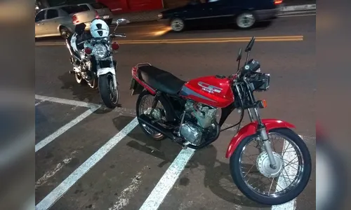 Dupla envolvida com tráfico é presa após empinar moto na frente da PM