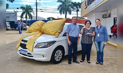 Acia entrega carro 0 km a ganhadora da Campanha de Natal