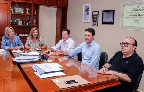 Jossuela Pinheiro, Nilse Biscaia, o vereador Mauro Bertoli, o prefeito Junior da Femac, e Gilson Ribeiro, durante encontro na Prefeitura: Parceria para eventos esportivos  |  Foto: Divulgação