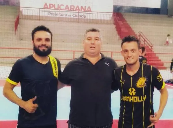 O treinador Zé Luiz, do Lokomotiva, com os jogadores Flávio e Vanderlei - Foto: Divulgação