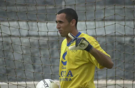 Douglas na época em que jogava pelo Roma Esporte Apucarana: agora vai comandar o Arapongão - Foto: Arquivo/TN