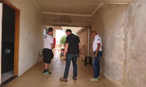 Polícia faz perícia na casa de suspeito envolvido em homicídio