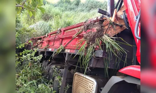 Motorista fica ferido após tombamento de caminhão em Ortigueira